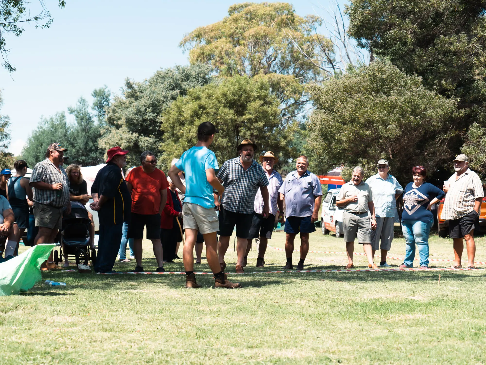 Die familie staan in 'n wye kring op die grasperk by die fees in April 2023